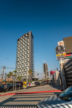 Tijuana, Meksika 'da alışveriş merkezinin ve modern apartmanın reklam panoları.. 