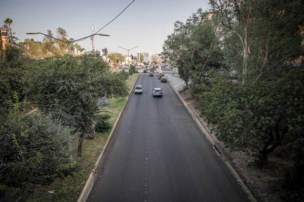 Tijuana 'da yolda giden arabalar. — Stok fotoğraf