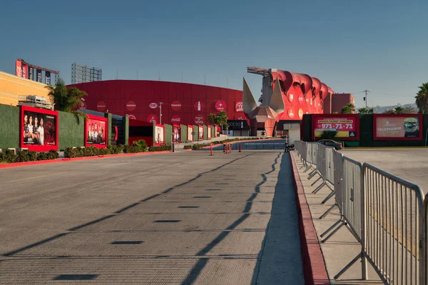Novo estádio de futebol vermelho moderno em Tijuana, México. — Fotografia de Stock