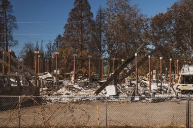 Oregon 'daki yanmış karavan parkının kira tabelası için. 
