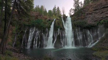 Kaliforniya 'daki güzel Burney Falls. Statik 4k video
