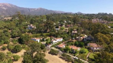 Santa Barbara, Kaliforniya 'daki varlıklı evlerin hava aracı görüntüsü.