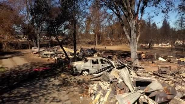Drone powoli przelatuje nad spalonymi domami i samochodami w Oregonie. — Wideo stockowe
