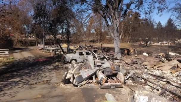 Беспилотник медленно пролетает над сожженными домами и автомобилями в Орегоне. — стоковое видео