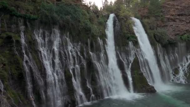 Vackra Burney Falls i Kalifornien. Skott vid panorering. — Stockvideo