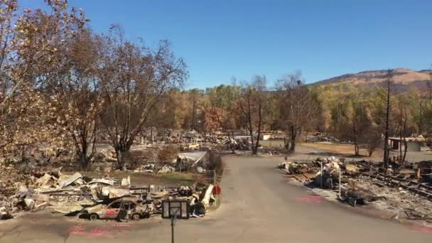 Dron pomalu létá nad spálenými domy a auty v Oregonu. — Stock video