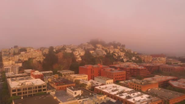 Volare basso sopra San Francisco Edifici durante tempo nebbioso. — Video Stock