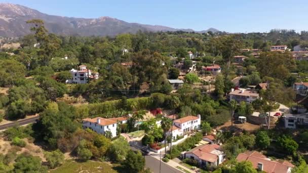 Aerial view of affluent homes in Santa Barbara, California. — Stock Video
