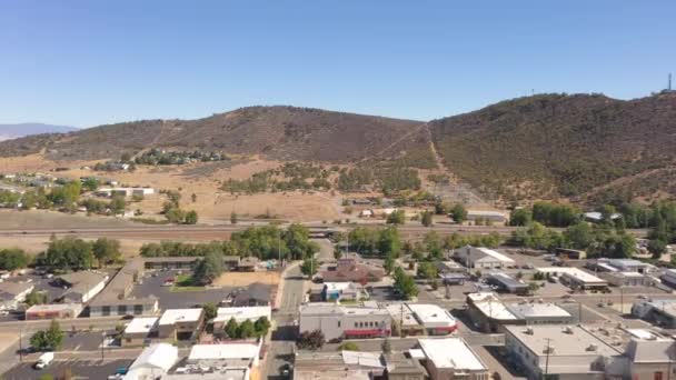 Drohne über Häusern in Yreka, Kalifornien. Autobahn fünf im Hintergrund. — Stockvideo