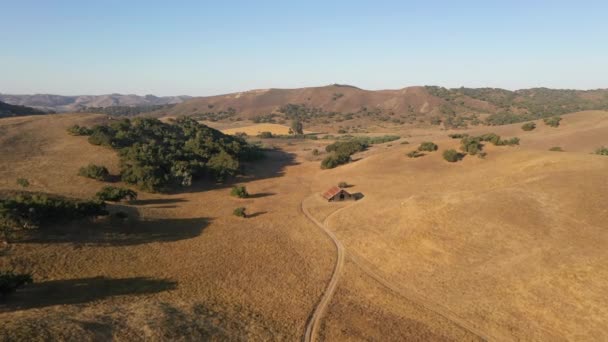 Stodola na odlehlém místě v hnědém poli ve střední Kalifornii — Stock video