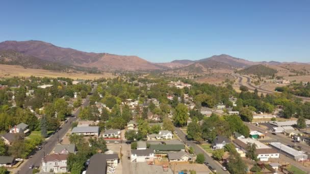 Letecký pohled na Yreku v Kalifornii. Sestupný dron. — Stock video