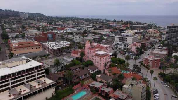 Luchtfoto van gebouwen in chique gemeenschap La Jolla, San Diego — Stockvideo