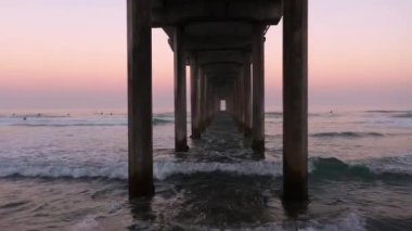 İHA, La Jolla 'daki Scripps İskelesi' nin altından uçuyor.