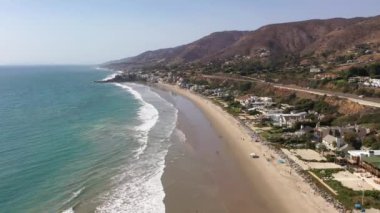İnsansız hava aracı Malibu, ABD 'deki pahalı sahil evlerinin üzerinden uçuyor.