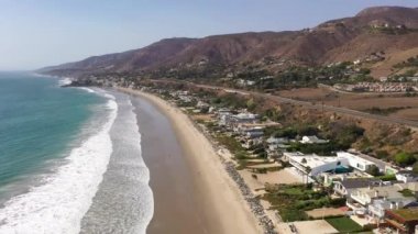 İnsansız hava aracı Malibu, ABD 'deki pahalı sahil evlerinin üzerinden uçuyor.