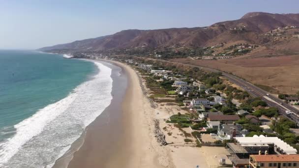 Drone flyger över dyra strandhus i Malibu, USA — Stockvideo