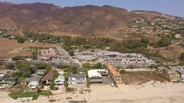 Luchtfoto van strandhuizen en appartementen in Malibu, Los Angeles County — Stockvideo