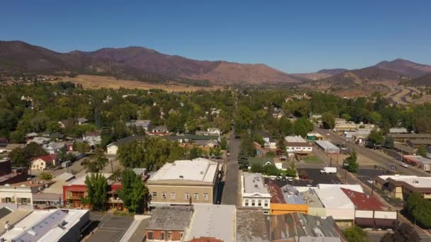 Drone vuela hacia atrás sobre la histórica ciudad de Yreka en California — Vídeo de stock