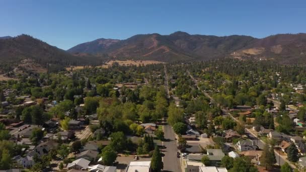 Yreka, Kalifornská letecká drona let se zelenými stromy a horami — Stock video