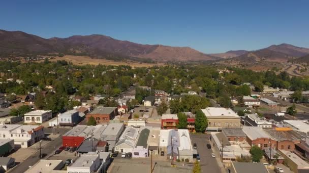 Dron nad historickým městem Yreka, Kalifornie, USA — Stock video