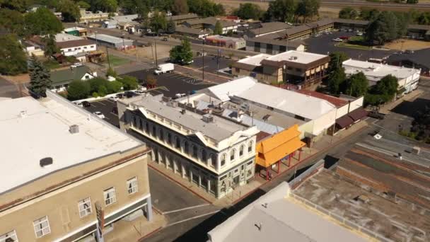 Drone sobre edificios históricos en Yreka, California, EE.UU. — Vídeo de stock