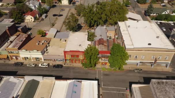 Drone Birdseye vista de edificios antiguos en la histórica Yreka, California — Vídeo de stock