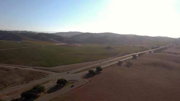 Aérien de champs stériles avec l'autoroute 101 traversant en Californie centrale — Video