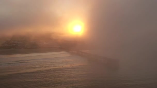 Zakryty wschód słońca na molo Pismo Beach w Kalifornii podczas pożarów — Wideo stockowe
