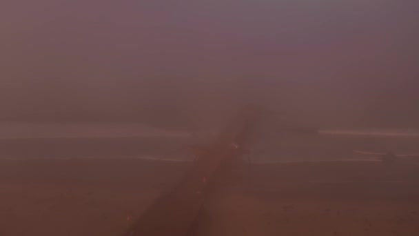 Drone desce sobre Pismo Beach Pier durante a manhã nebulosa — Vídeo de Stock