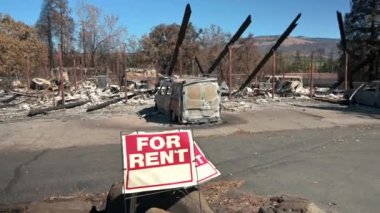 Oregon 'daki yanmış karavan parkının önündeki kira tabelası için.