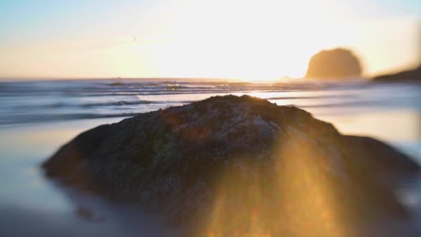 Sonho-como pilhas mar embaçado na costa de Oregon durante o por do sol, abstrato. — Vídeo de Stock