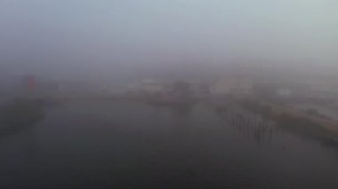 Yoğun sis sırasında Oregon sahilindeki liman havası.
