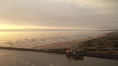 Gün batımında Bandon Oregon 'daki Hava Coquille Nehri Deniz Feneri