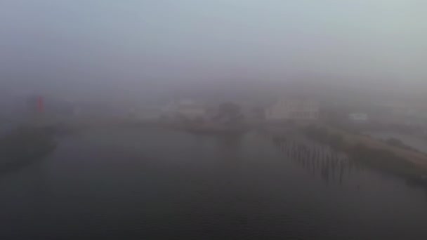 Aérea del puerto en la costa de Oregon durante la espesa niebla — Vídeos de Stock