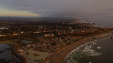 Bandon Oregon 'un küçük bir kasabasında hava aracı gün batımında vuruldu.