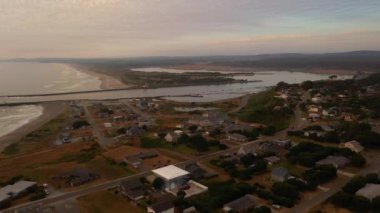 Bandon Oregon 'daki iskelenin yanındaki evler, hava manzaralı..