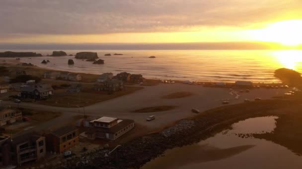 Dron nad nisko położonymi domami nad molo w Bandon, Oregon, USA — Wideo stockowe