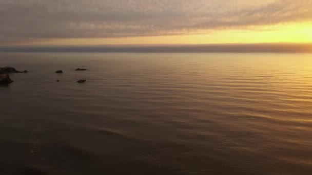 Dramatische antenne van de zee stapels aan de kust van Oregon tijdens prachtige zonsondergang — Stockvideo