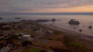 Bandon Oregon 'un küçük bir kasabasında hava aracı gün batımında vuruldu.