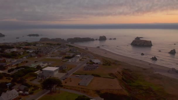 Kleine stad van Bandon Oregon luchtfoto drone schot bij zonsondergang — Stockvideo