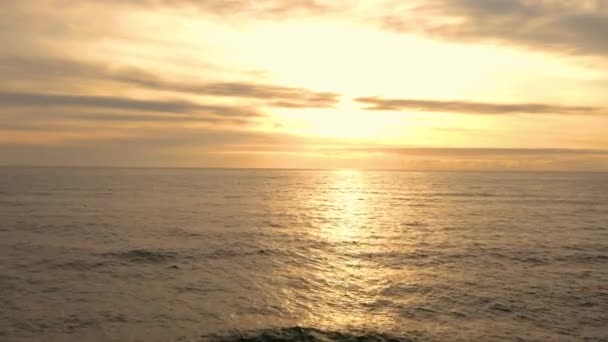 Flygfoto över havet vid solnedgången, drönare som flyger bakåt in i hamnen — Stockvideo