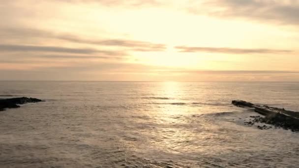 Viaggio in mare aperto al tramonto, sparato sul drone — Video Stock