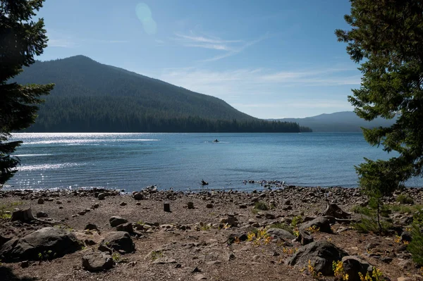 Güzel bir gün Cultus Gölü Oregon Suyun üstünde kanoyla