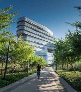 San Diego Jacobs Tıp Merkezi 'ne doğru yürüyor. 