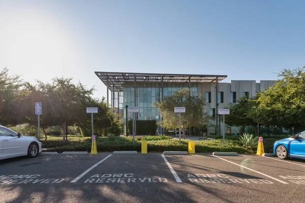 UC San Diego East Campus edificio de oficinas y estacionamiento del personal — Foto de Stock