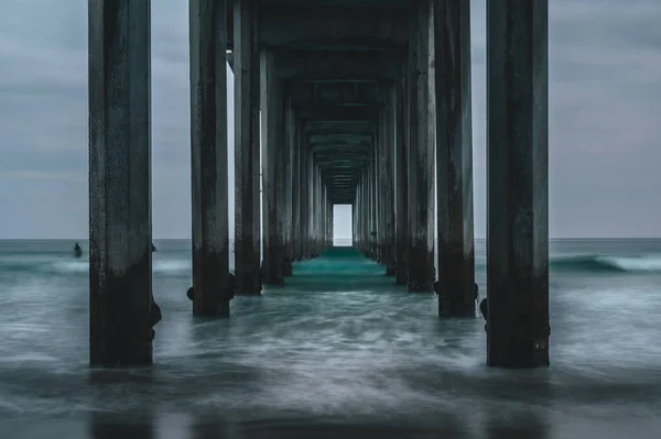 Волны под Пирсом Скриппса в Ла-Хойе — стоковое фото