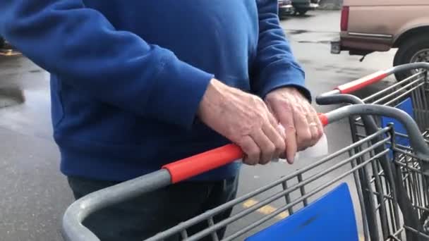 Müşteri alışveriş arabasını alkol mendilleriyle temizliyor. — Stok video