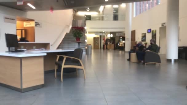 Suddig inuti sjukhusets lobby, koncept för sjukdom och yrsel — Stockvideo