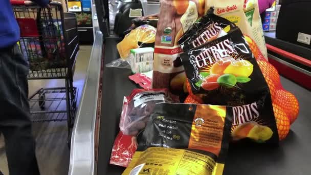 Många livsmedel och förpackningar på matbälte i snabbköpet — Stockvideo