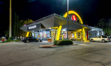 San Luis Obispo, Kaliforniya. Geceleri McDonalds 'ın restoranının dışı. 